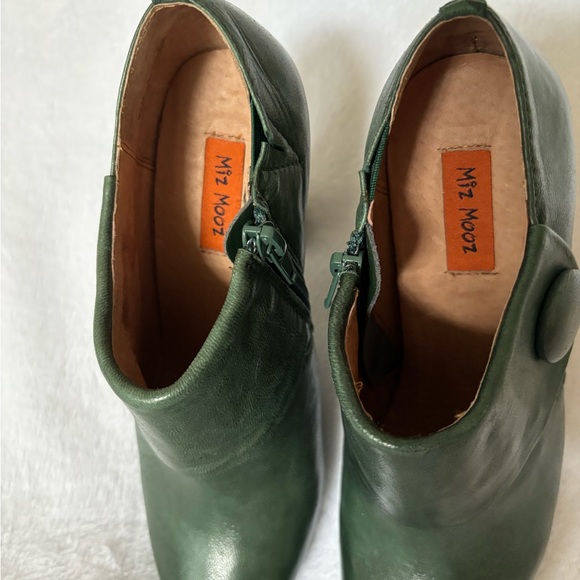 Miz Mooz women’s shoes. - Picture 3 of 7